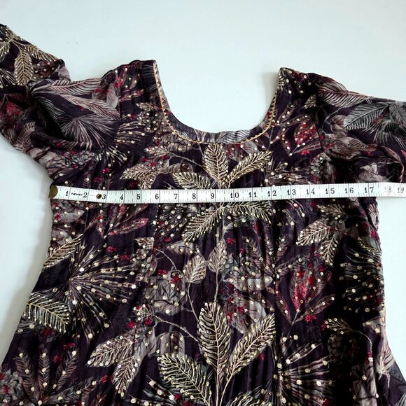 Embroidered silk East Indian kurta with floral design. - Picture 5 of 10